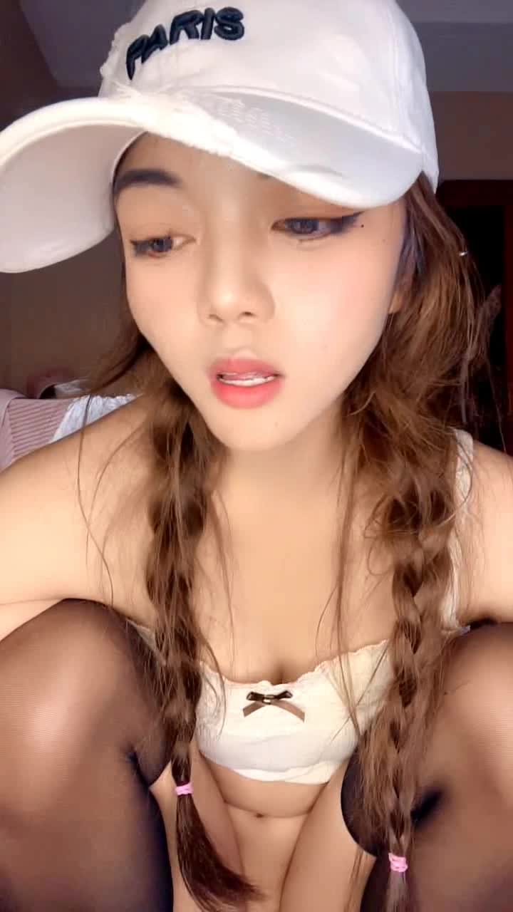 黑丝露脸风骚少妇喊狼友爸爸，淫声荡语互动撩骚奶子比心，跳蛋塞逼里抽插自慰，淫水多多表情好骚精彩别错过