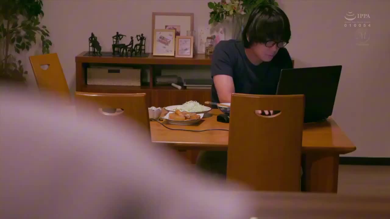 一字马的熟女女秘书爱上中年男上司#黑丝袜 #白虎 #内射