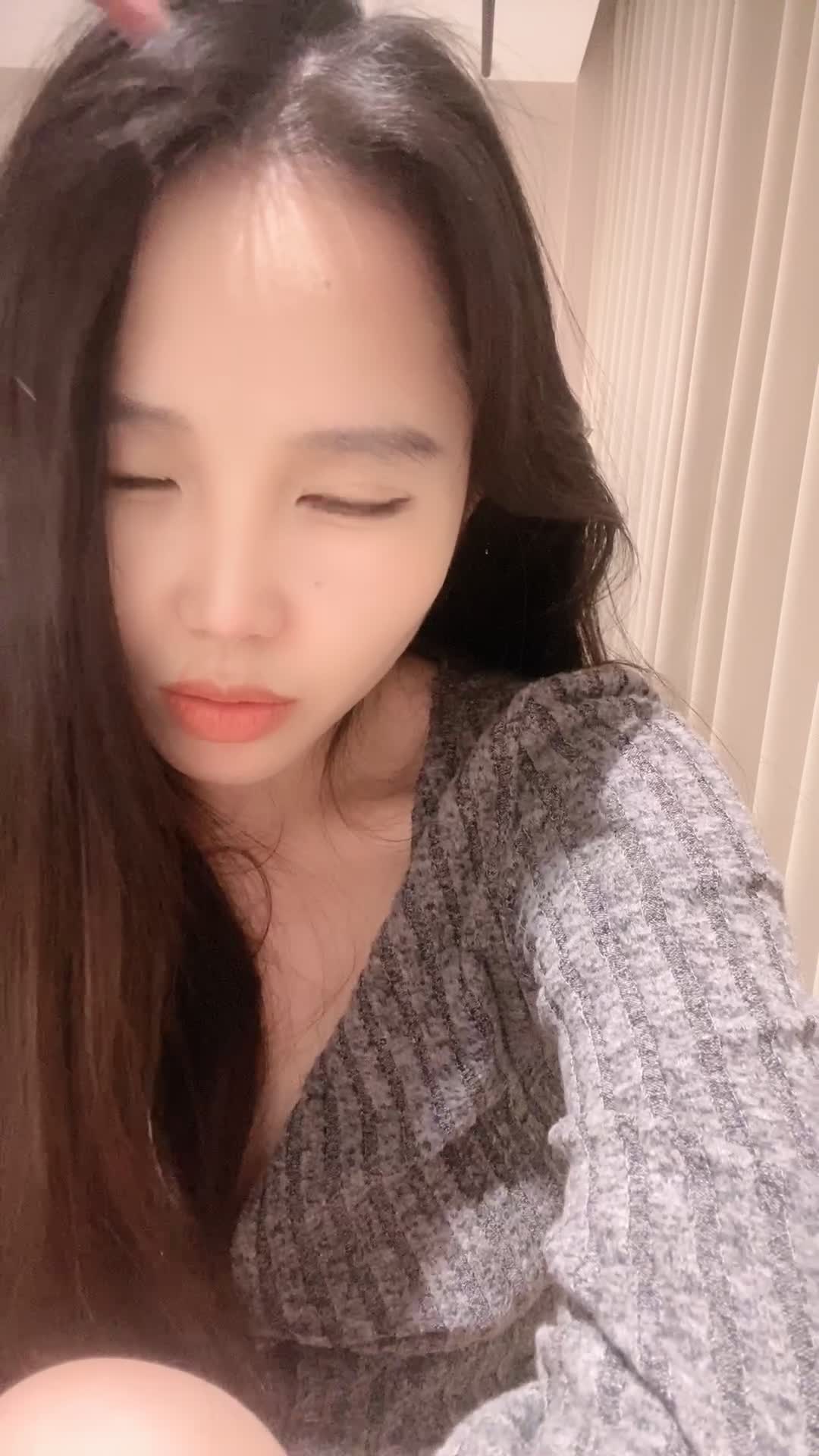 欲姐超级奶霸  #月亮躲在云朵  道具自慰~磨逼逼，喷大水内群更新: 26V 22G 32小时10分