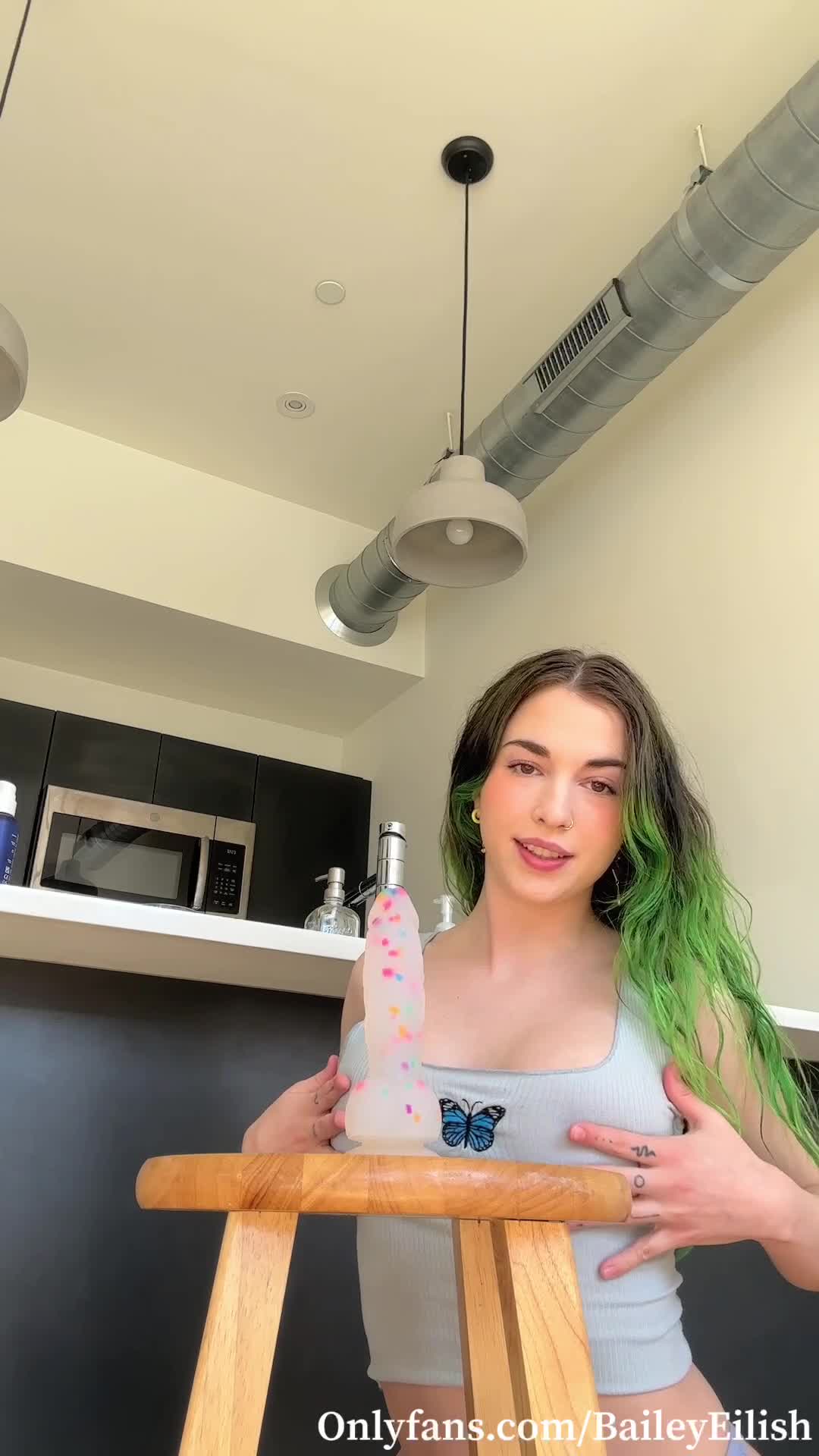 #OnlyFans  绿毛叛逆少女 #baileyeilish  没事干的时候就爱抠逼自拍，学人家戴个肛塞穿个板鞋满地跑！内群更新: 167V 46G 18H