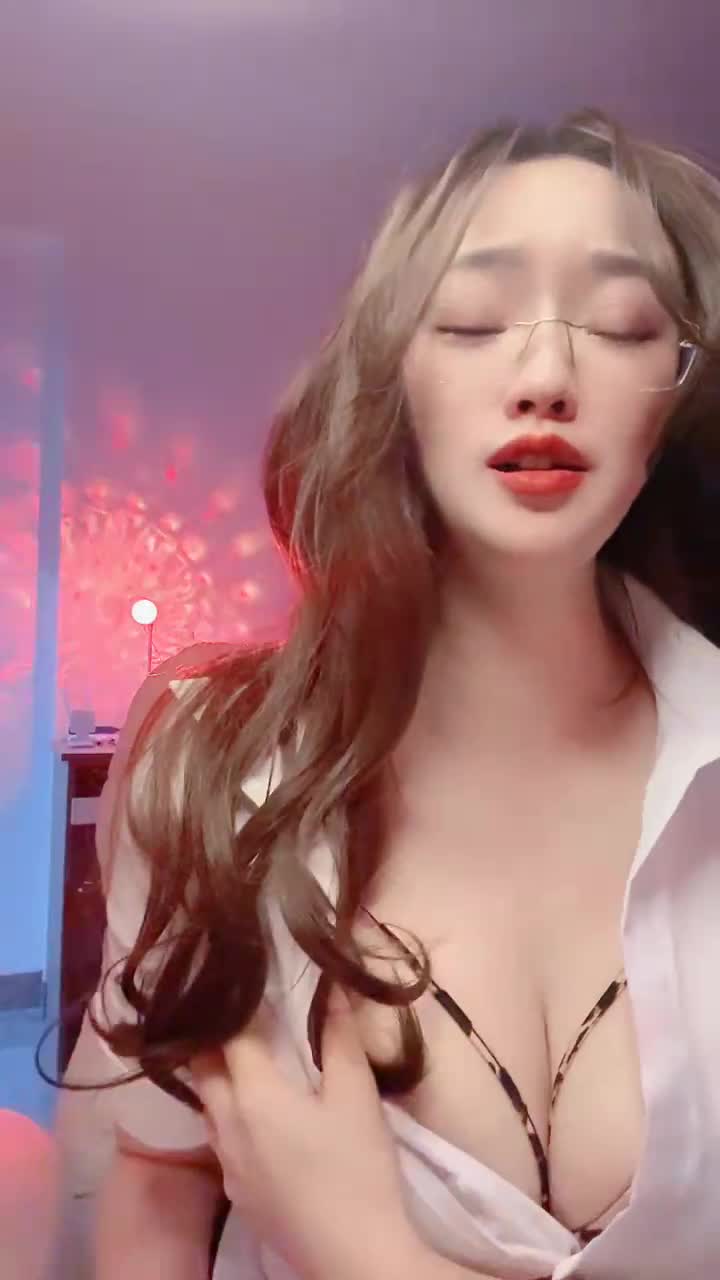 #LiiLii  #秘书御姐  ~巨乳桃臀~包裙黑丝~跳蛋狂震~道具抽插  内群更新3v  #主播 #直播