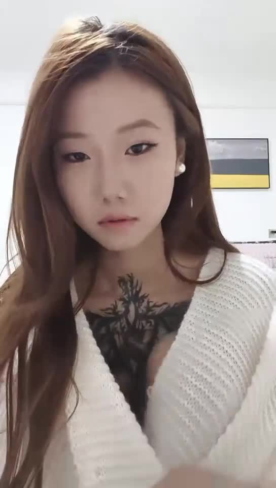 可爱校花  #碧梨 #半糖 #主播 #直播  新人下海首次啪啪，美乳诱惑全裸沐浴，道具抽插流白浆。内群更新: 34V 25G 49H