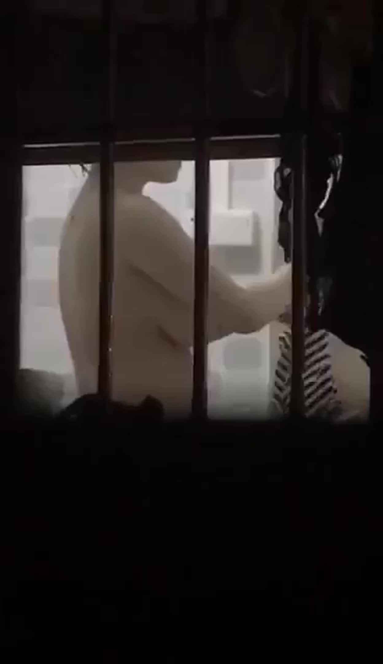 猎奇 对面的少妇洗澡不拉窗帘，雪白的大奶子摇摇晃晃，看着如此巨乳好想吃上一吃呀