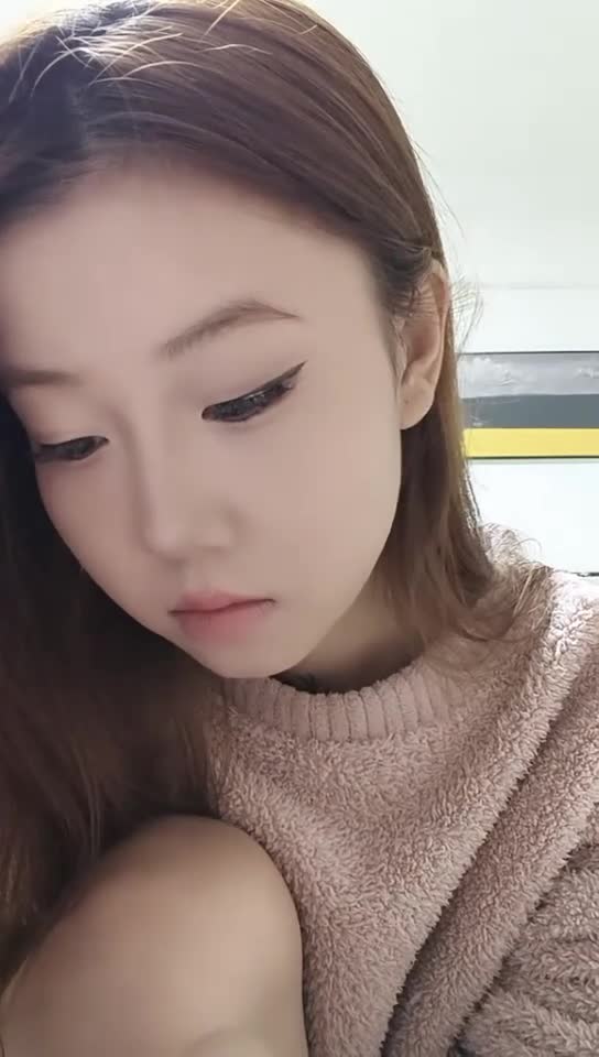 可爱校花  #碧梨 #半糖 #主播 #直播  新人下海首次啪啪，美乳诱惑全裸沐浴，道具抽插流白浆。内群更新: 34V 25G 49H
