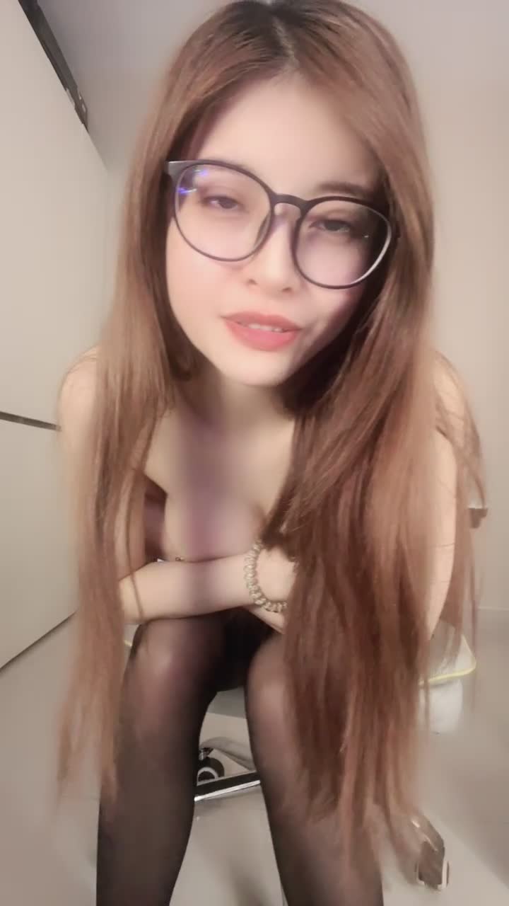 #小卡拉 美艳长腿巨乳御姐连体丝袜高跟道具喷水 内群更新19V 23