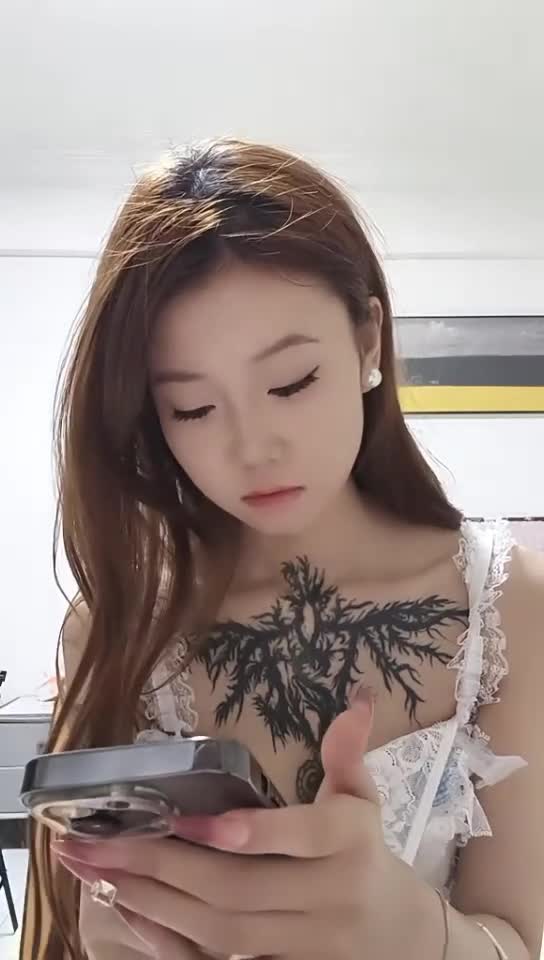 可爱校花  #碧梨 #半糖 #主播 #直播  新人下海首次啪啪，美乳诱惑全裸沐浴，道具抽插流白浆。内群更新: 34V 25G 49H