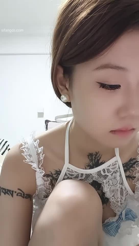 可爱校花  #碧梨 #半糖 #主播 #直播  新人下海首次啪啪，美乳诱惑全裸沐浴，道具抽插流白浆。内群更新: 34V 25G 49H