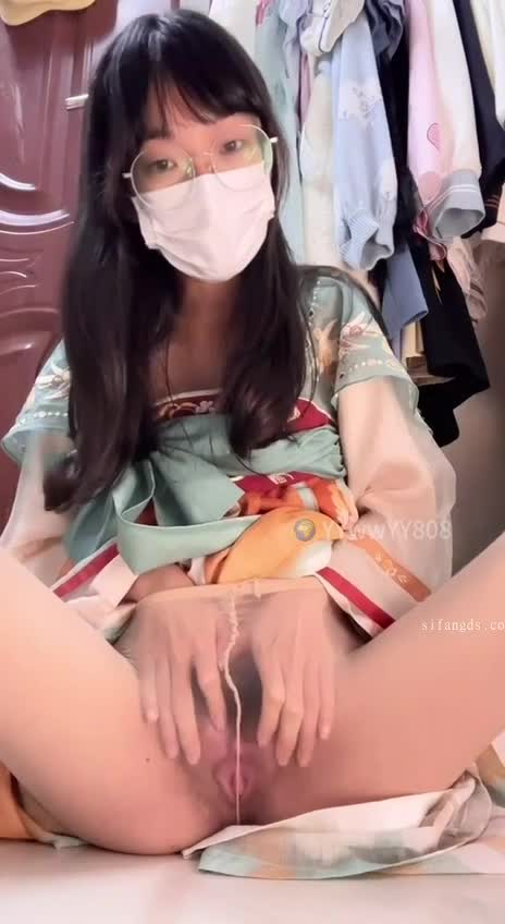 #萌梨梨 #抖音 #福利姬极品足控 反差眼镜妹 JK自慰