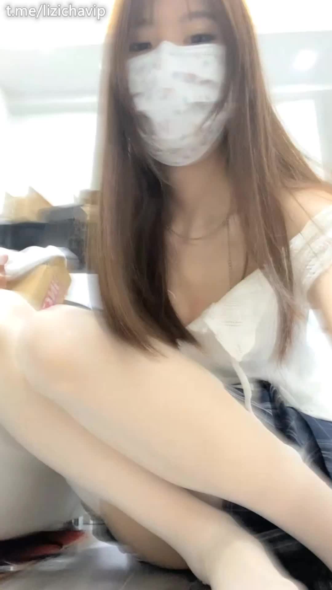 #萝莉 #福利姬 #JK长腿JK女高中生不太皮清纯长腿女高, 是真的好看腿长身材好皮肤又白狠狠的用了内容偏素, 自慰多一些