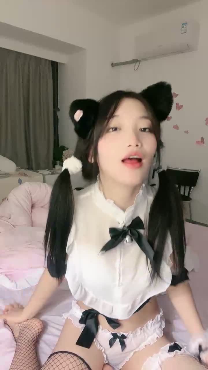 #小米粥粥 #福利姬 很努力更新的一个福利姬除了背景有点单调别的没毛病，完整版合集已发大神俱乐部！！！查看置顶信息进群看全集哦！