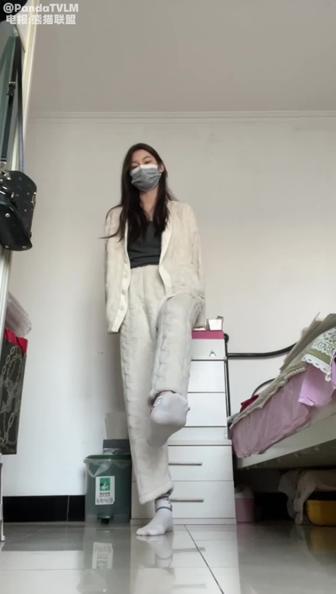 极品女大学生美女 瑜s 宿舍秀嫩脚足控榨精 模拟足交