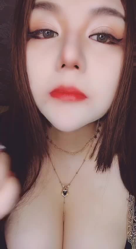 微博认证模特【叫我虎虎哥】颜值嫩妹，户外露出勾引屌丝，掰逼自慰，大奶粉穴