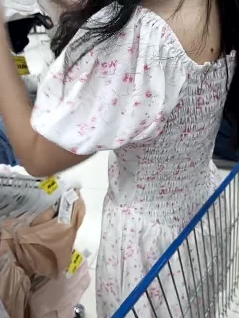 两个00后好闺蜜, 在商城玩露出, 长得都很嫩, 奶子都像樱桃一样还在发育中, 边逛边露奶, 去更衣间直接开启互舔自慰模式, 鲍鱼很嫩, 玩嗨了