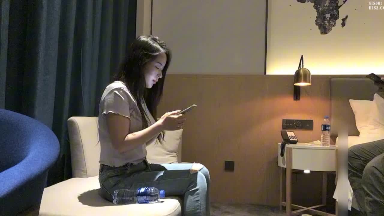 紧身衣牛仔裤小姐姐这风情就是诱惑啊, 笔直大长腿胸部鼓胀饱满
