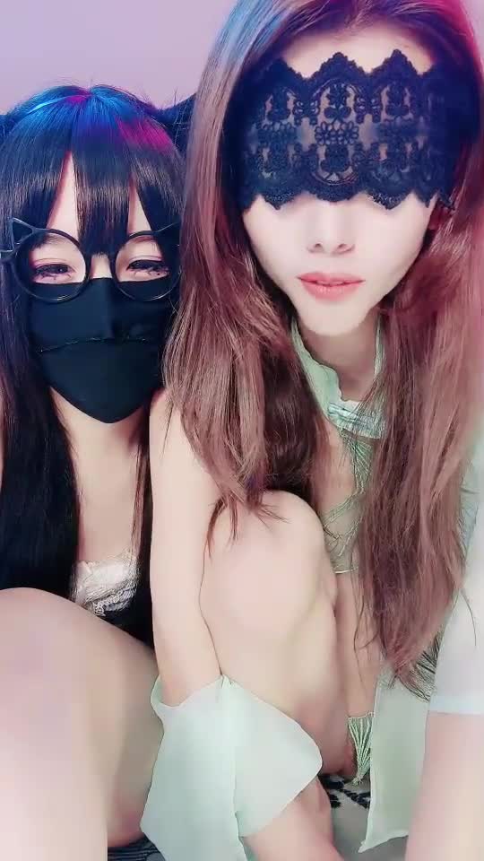 女同双修~20小时 #主播  #直播  #迪士尼在逃姐妹花 一字马道具互怼喷水内群更新：20小时