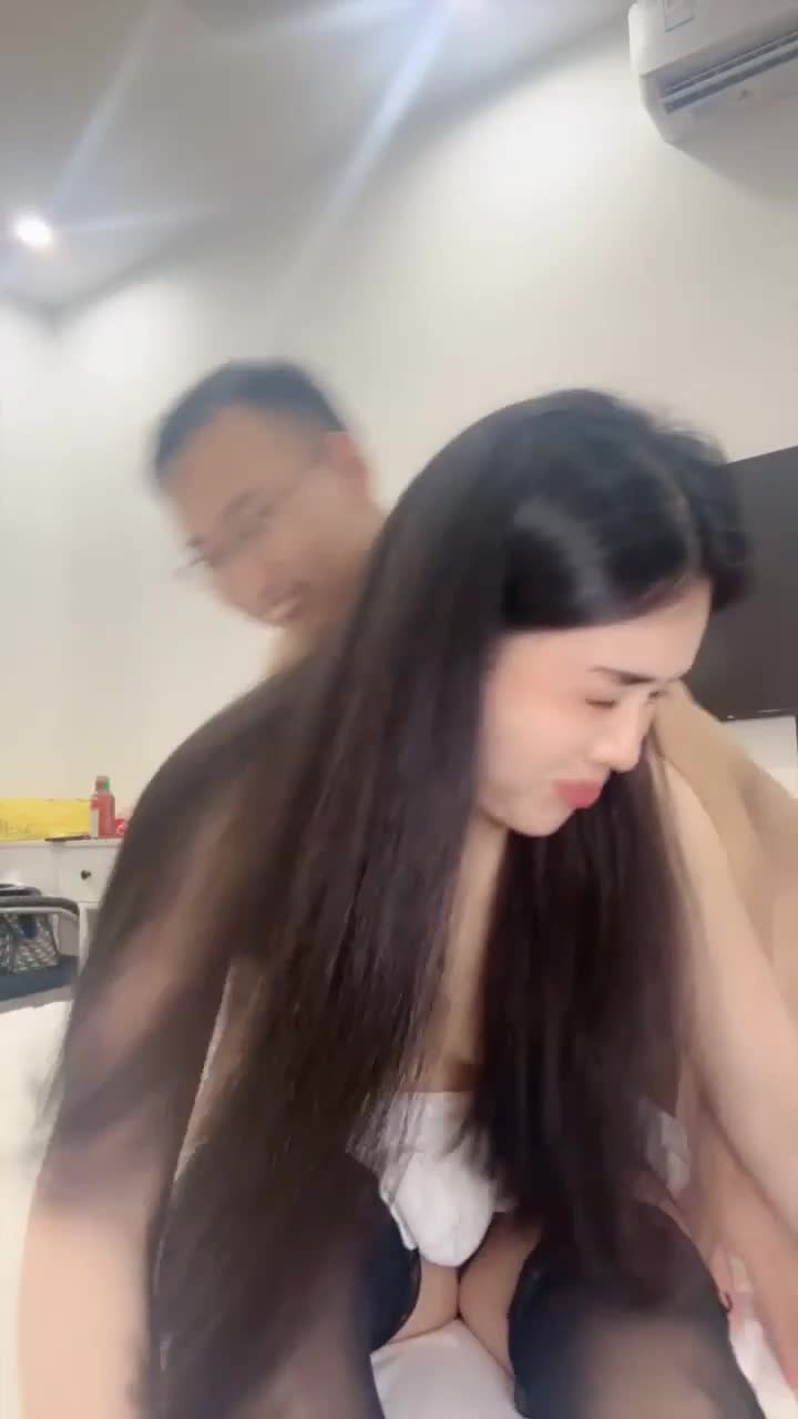 新人~性感女神 #念念小秘书  #主播  #直播  酒店开发~直播收费~操逼大秀 内群更新：2v