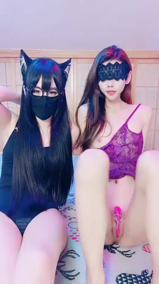 女同双修~20小时 #主播  #直播  #迪士尼在逃姐妹花 一字马道具互怼喷水内群更新：20小时