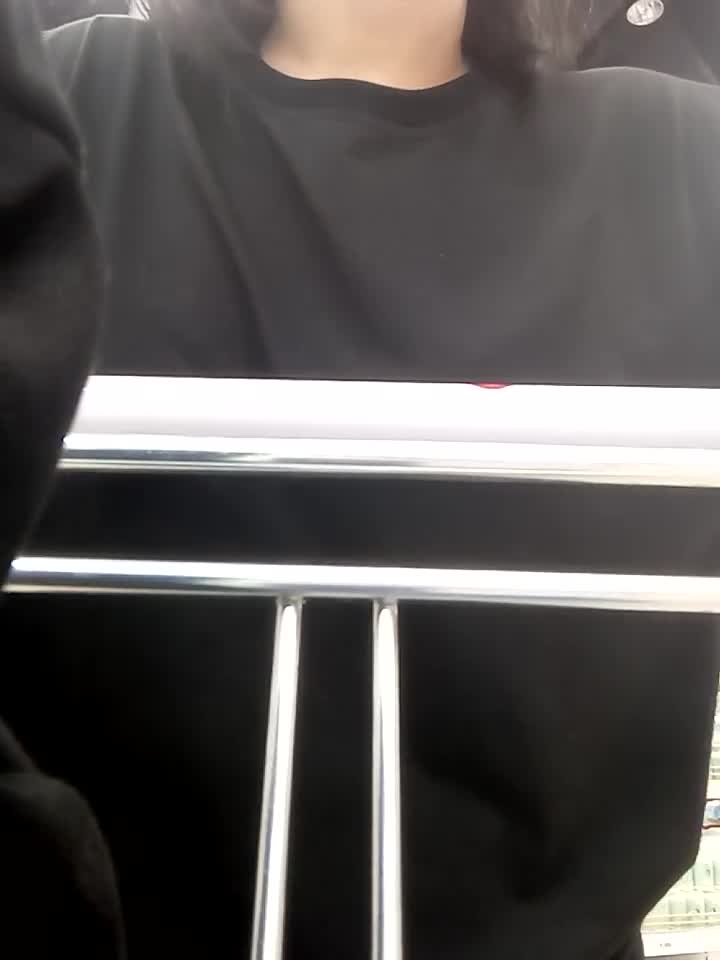两个00后好闺蜜, 在商城玩露出, 长得都很嫩, 奶子都像樱桃一样还在发育中, 边逛边露奶, 去更衣间直接开启互舔自慰模式, 鲍鱼很嫩, 玩嗨了