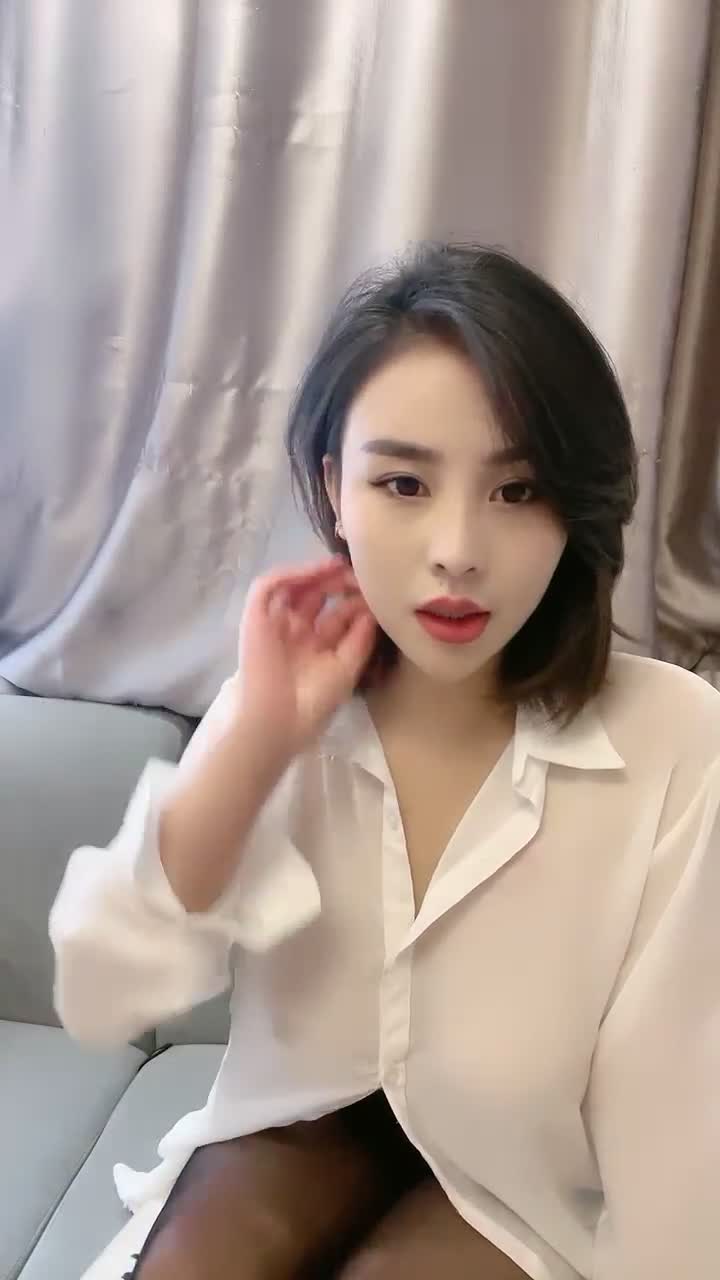 超级高颜值的气质豪乳女友和小鲜肉男友啪啪大秀口爆 白衣巨乳太诱人了