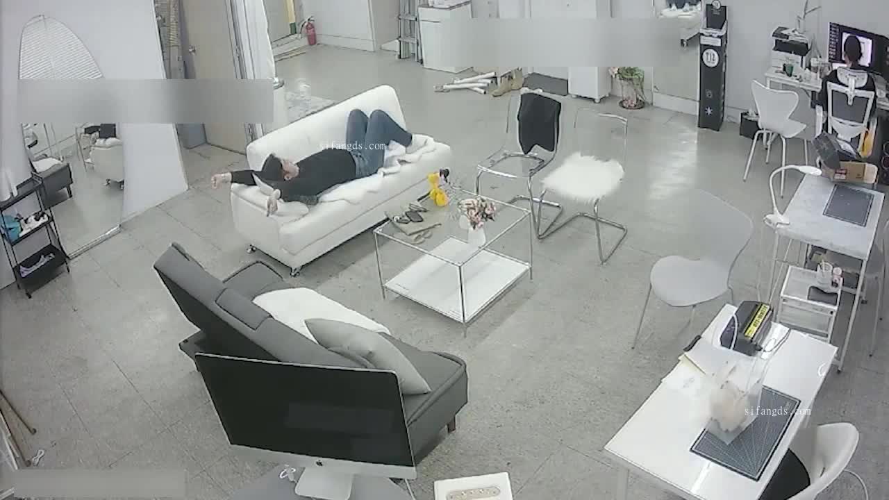 摄像头破解真实偷拍，两位高颜值美女办公室做爱，脱得精光在沙发上激情交配