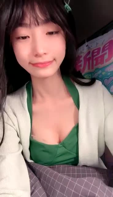#我就是呜崽酱 #萝莉 #宿舍 #精选黄播 再发一个在宿舍直播的小萝莉，一共14个视频已发大神群，进群联系我哦！进群想看谁的合集私聊我，我在另外找出来发！查看置顶信息进群看全集哦！