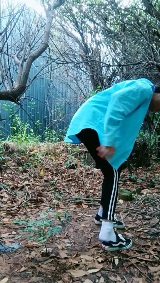 跟小少妇来一次户外激情啪啪，全程露脸口交大鸡巴，让小哥站着爆草，无套后入玩弄骚奶子精彩刺激还怕人看到