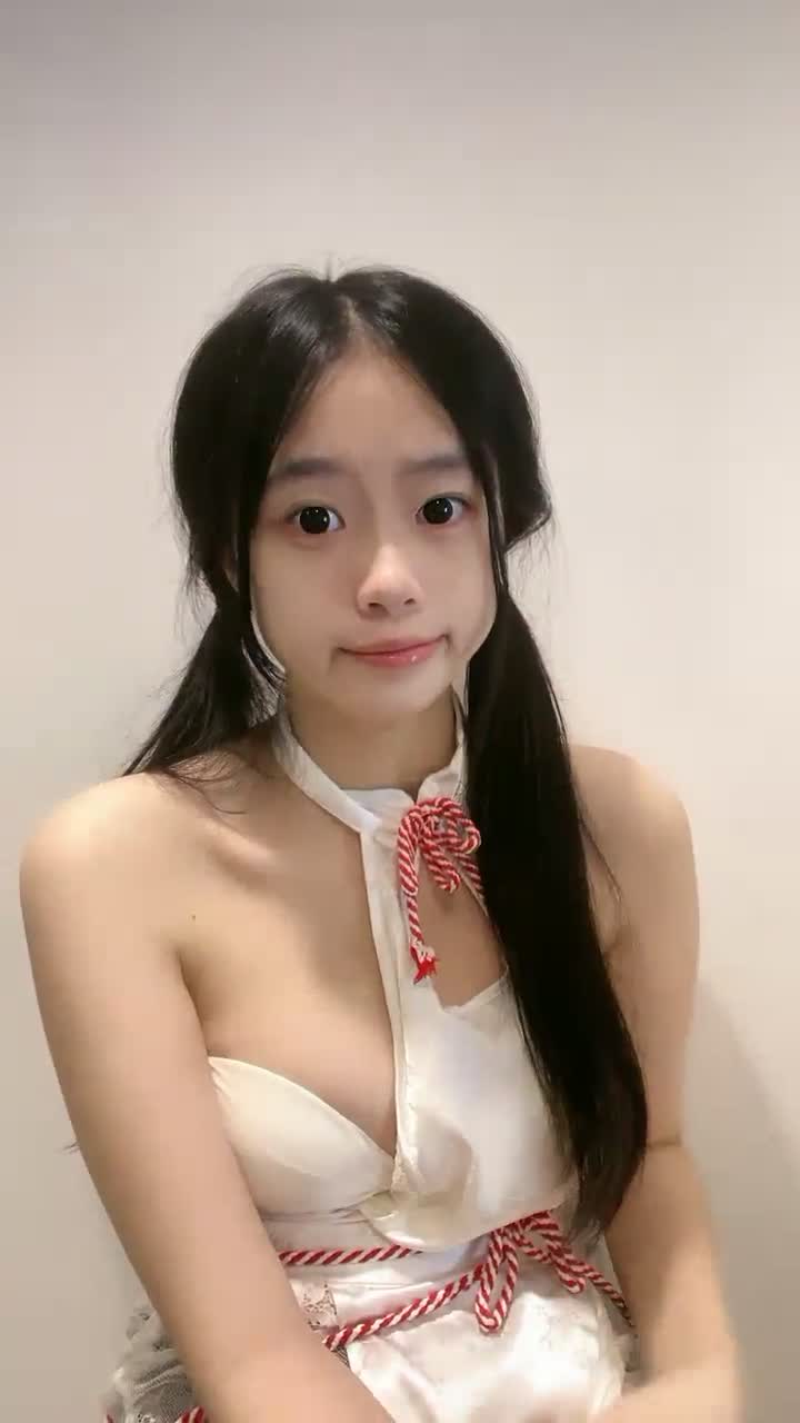 #菠萝果酱 #甜的吐泡泡 #萝莉 #精选黄播 很不错的一个黄播小妹妹一共17个视频已发大神群，进群联系我哦！进群想看谁的合集私聊我，我在另外找出来发！查看置顶信息进群看全集哦！