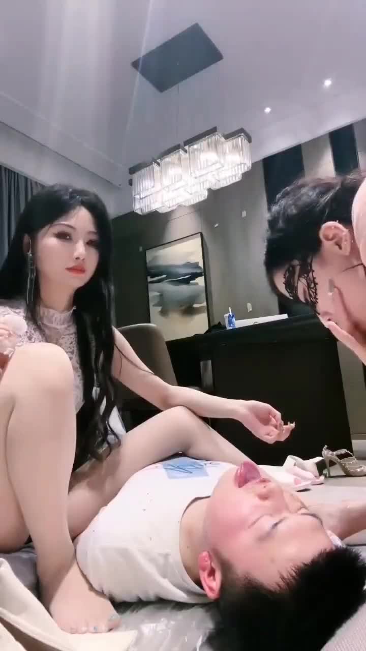 #呕吐物 #口水 #重口味国产高颜值双女S调教，口水羞辱，呕吐物喂食，重口味虐待！