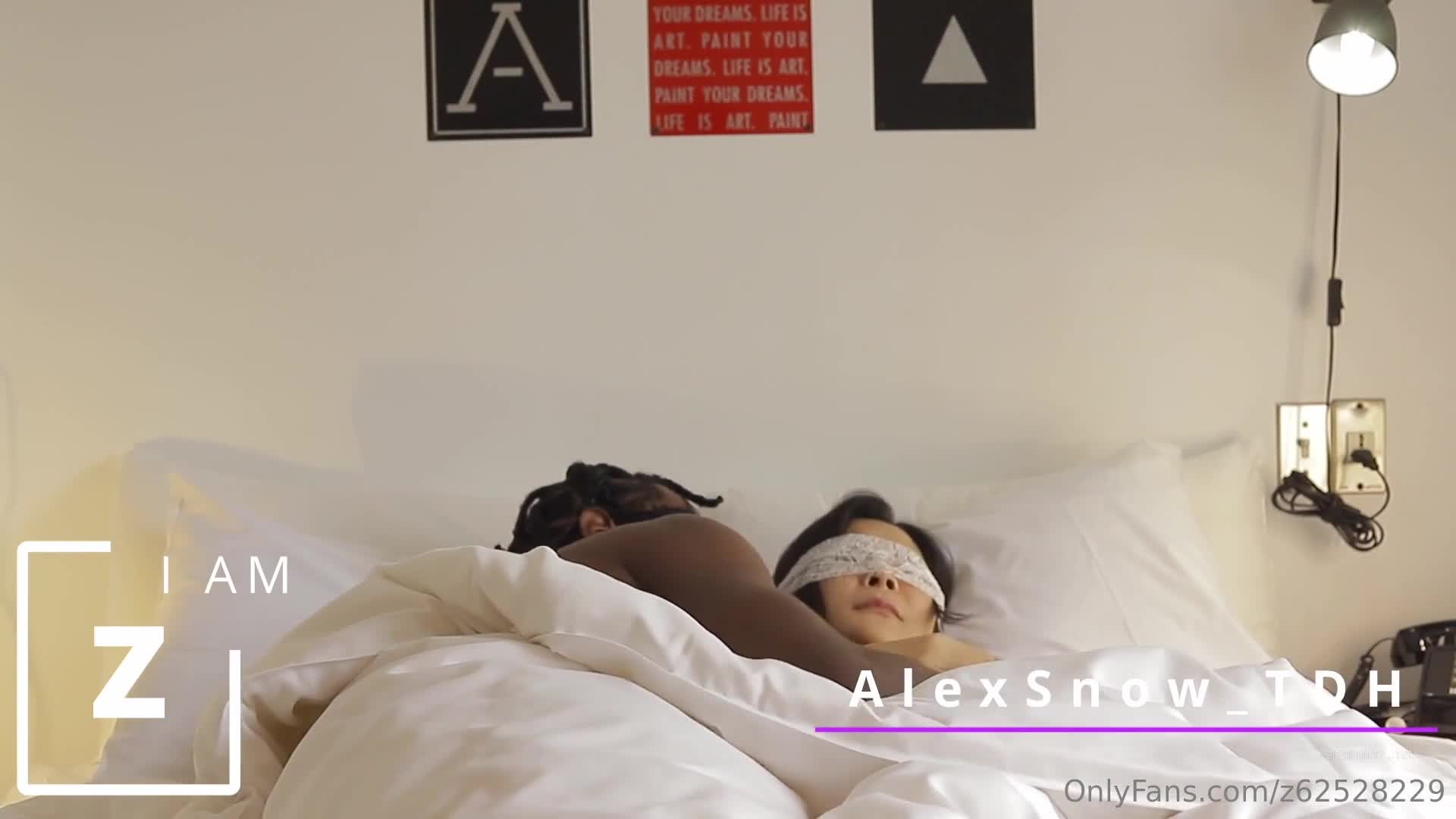 最新流出，BBC顶级媚黑骚妻【Hot wife Z】联动闺蜜无套双飞肉战黑祖宗，黑白搭肏到起飞