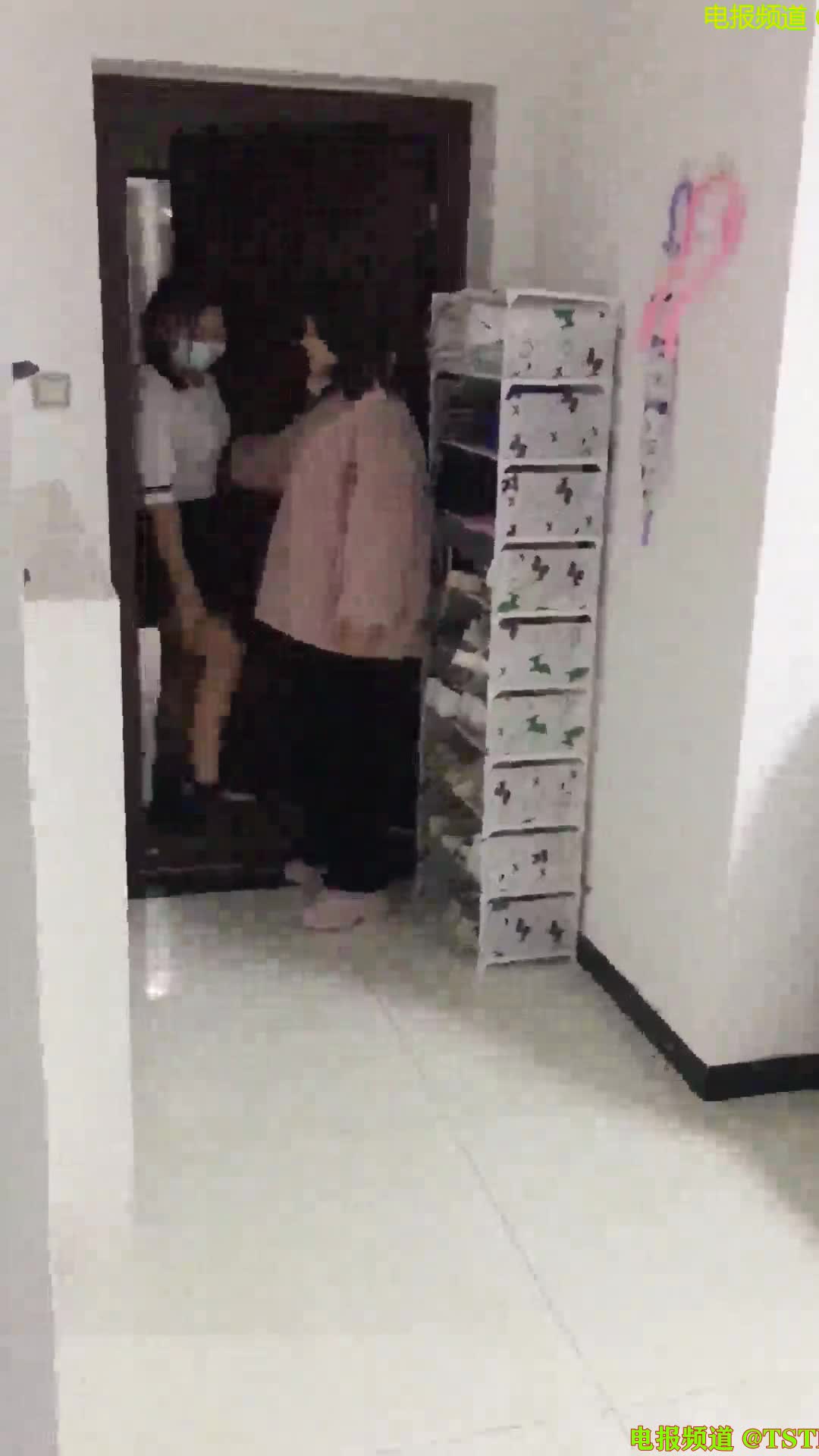 #女奴 #女女调教 #女虐女国产女王调教奴，户外遛狗，调教粗口羞辱！皮靴黑丝揪着头发清理脏鞋底！