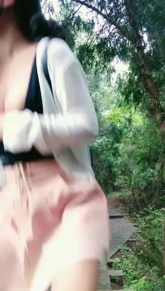 风骚少妇户外勾引田园大哥激情啪啪野战，口交大鸡巴淫声荡语，衣服都没脱就开干激情上位后入抽插口爆吞精