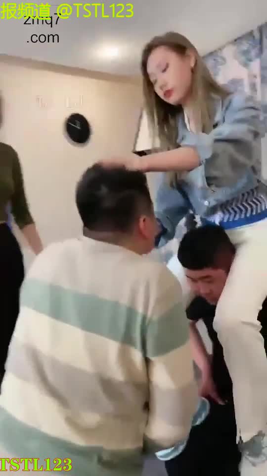 #双女王调教 #圣水调教 #重口味国产高颜值SM女王姐妹调教双奴，瑜伽裤美臀运动鞋，遛狗钻胯，暴力耳光抽打，粗口羞辱，舔脚评级鞋底！圣水赏赐！