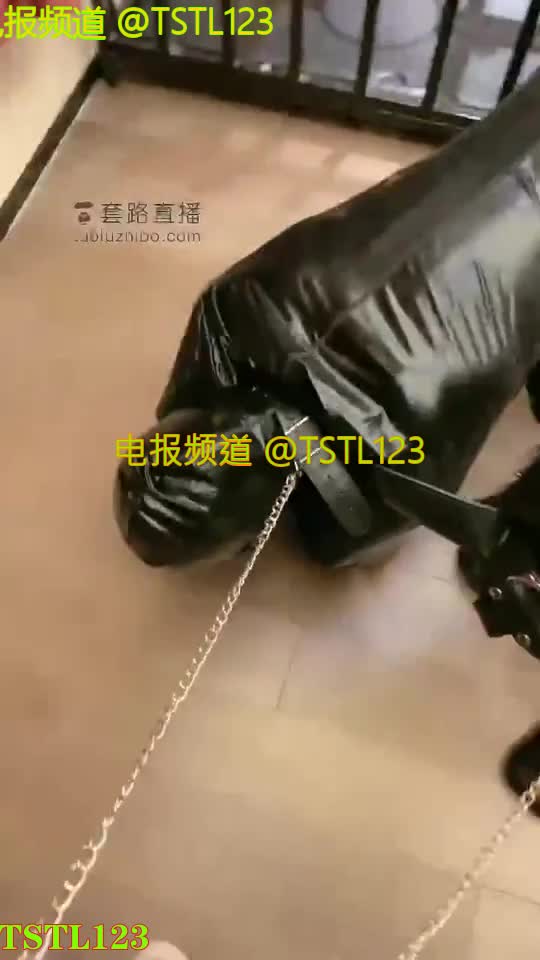 #情侣奴 #踩踏喂食 #夫妻奴SM女王调教情侣奴-踩踏喂食-抢着吃女王鞋底的食物