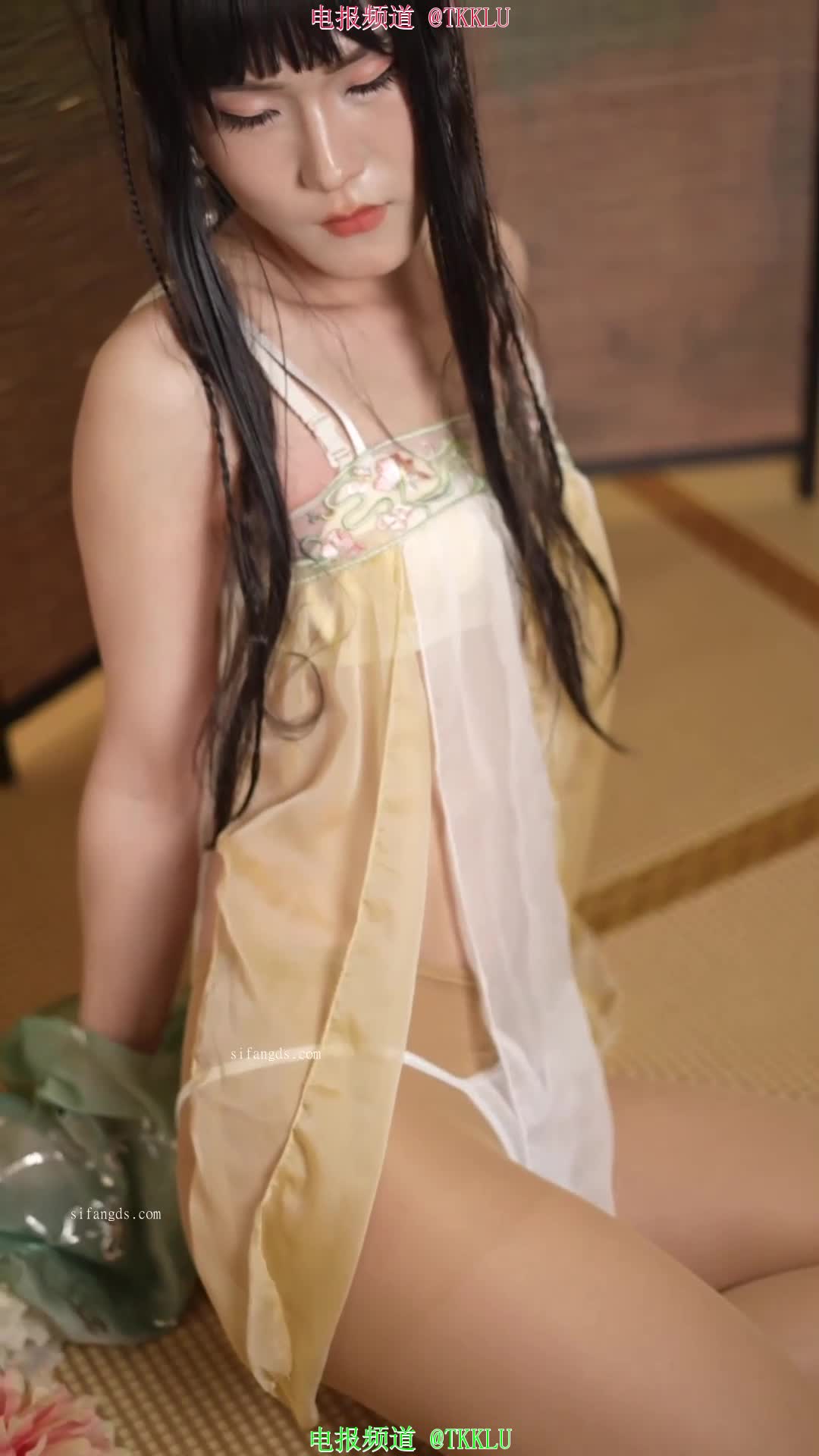#国产TS #国产人妖 #美妖薄纱丝袜古装美妖的极致诱惑 身着薄纱古装的美妖，丝袜裹着修长美腿，仙女棒在透明丝袜下若隐若现，撩人心弦。她媚眼如丝，淫荡发骚，舔着红唇朝你抛来勾魂的眼神。轻轻撩起裙摆，仙女棒在丝袜里挑逗地晃动，诱惑你彻底失控。你能抵抗这只古装美妖的致命勾引，还是跪下臣服于她的淫靡魅力？
