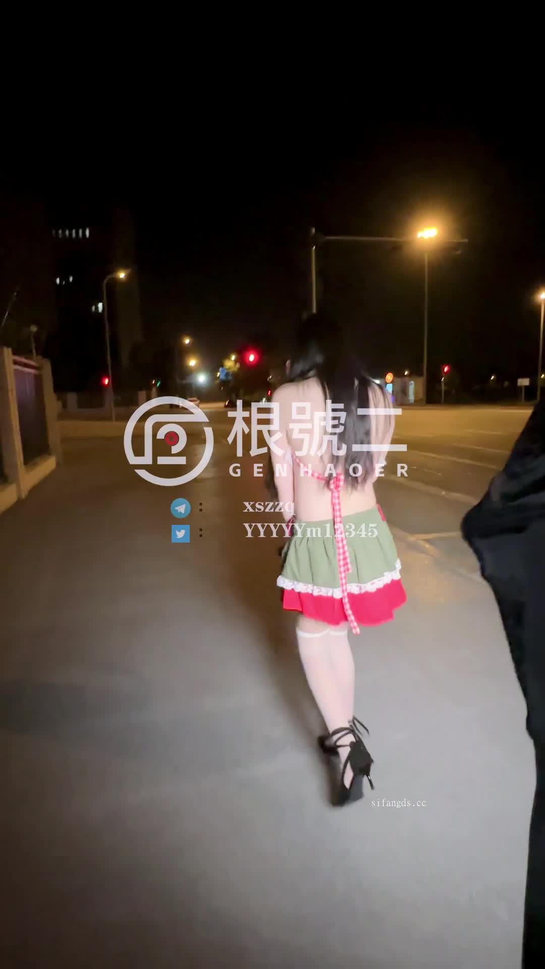 #根号二 #调教 #反差 脑洞打开的大佬，打火机骚下体的操作真是罕见耶，让两位女奴穿着火腿肠丝袜露出的情节也真是难崩。鞭打屁屁的时候下手一点也不怜香惜玉，也解锁了三洞全开！！！全集视频搞来了都在我的俱乐部里面！欢迎大家加入！想看什么进俱乐部后告诉客服只要有肯定包你满意！！！查看置顶信息进群看全集哦！