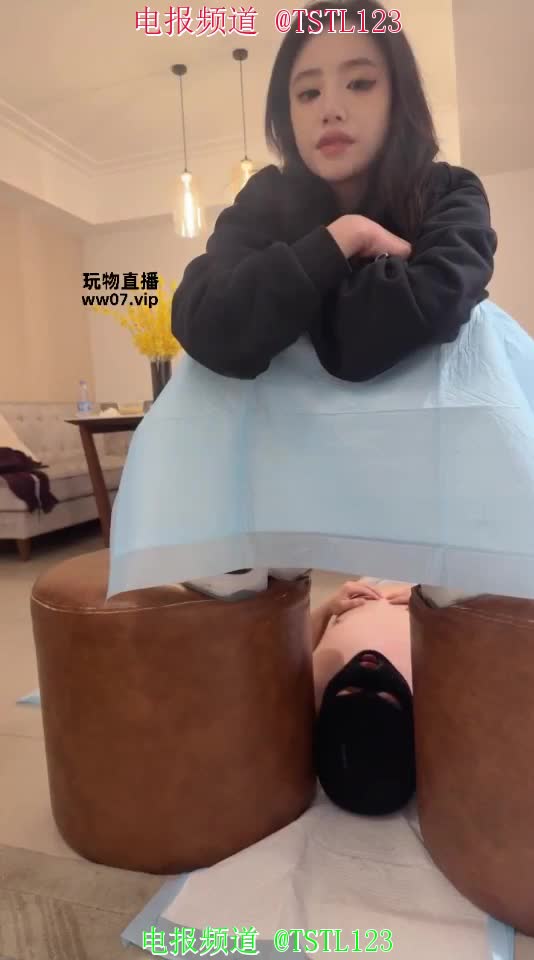 #黄金圣水 #厕奴 #吃屎喝尿高颜值女王调教厕奴-双女王粗口辱骂厕奴-饥渴的等待主人黄金圣水赏赐-吃屎狗