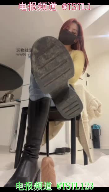 #盯射 #马眼调教 #粗口榨精国产SM女王牛仔裤皮靴，第一视角粗口盯射榨精，马眼调教！