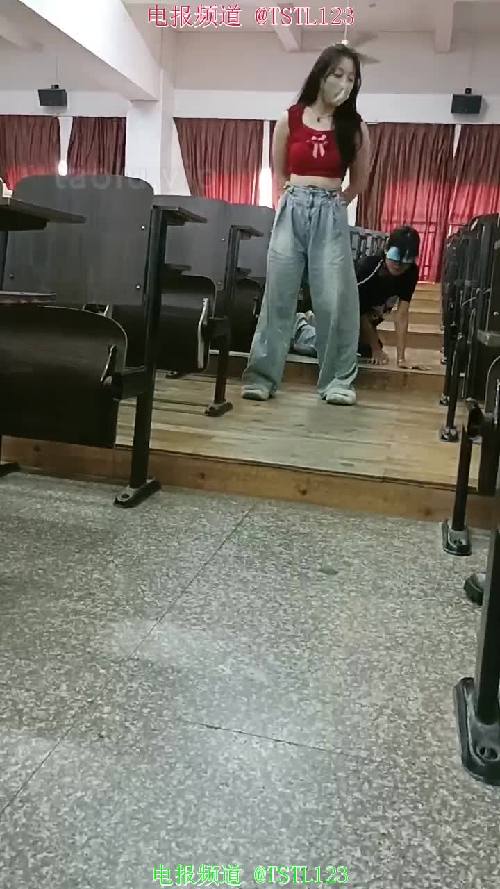 #校园女王 #女女调教 #学生SM大学生在教室调教女同学-马丁靴运动鞋羞辱女同学-踩踏遛狗0清理鞋底-裸足深喉-粗口辱骂