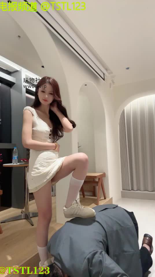 极品女S调教正装高管男奴-西服领带人模狗样-看到女S美腿白丝就自动下跪的骚货-闻着女王的运动鞋就像吸rush一样上头-美足狠抽耳光-粗口羞辱-踩踏-口水颜射