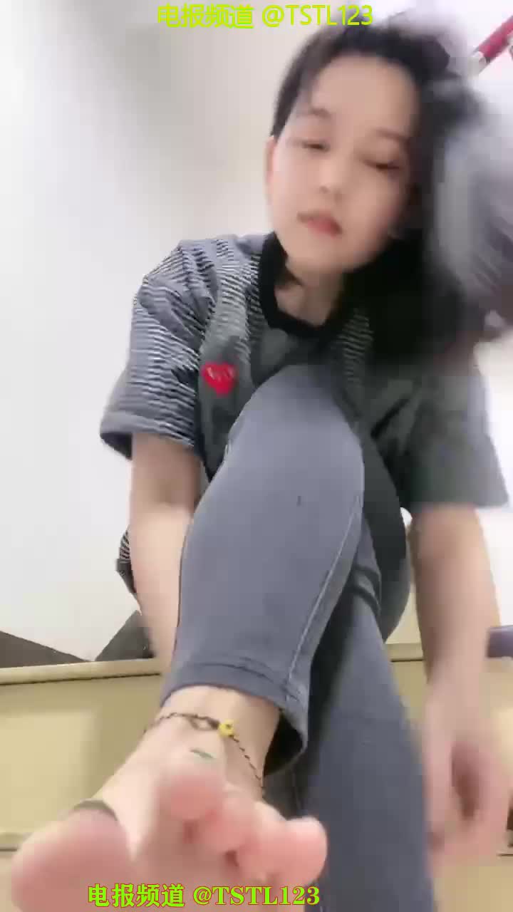 #反差女王 #萝莉女S #盯射高中生女王调教直播-牛仔裤反差女S裸足诱惑-盯射榨精-中指羞辱-寸止红绿灯