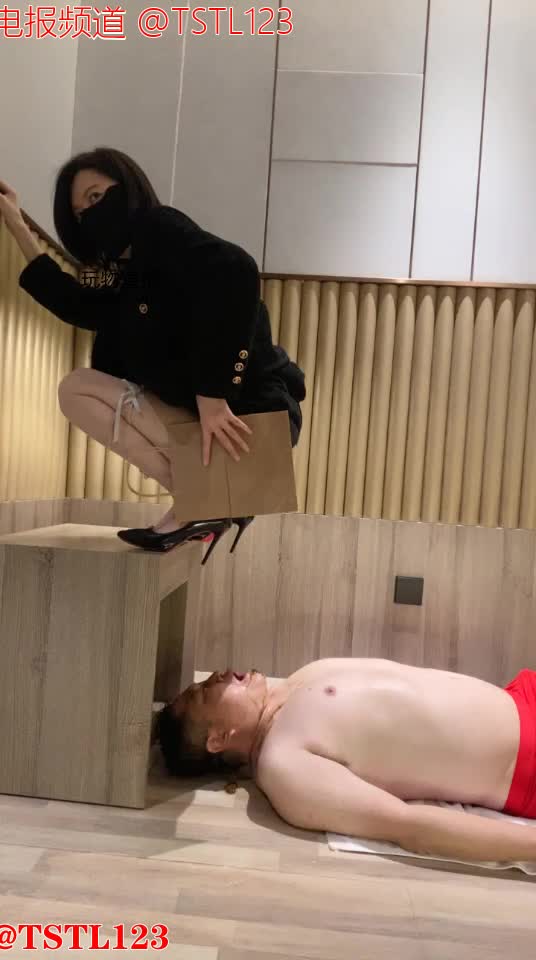 #黄金圣水 #厕奴 #吃屎喝尿国产气质四爱女王调教重口厕奴-豹纹丝袜高跟直接拉屎颜射-粗口辱骂强制吃黄金-高跟踩踏涂满黄金的厕狗奴-兴奋死了-