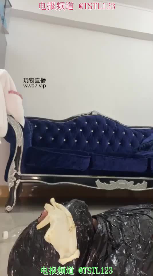 #黄金圣水 #厕奴 #吃屎喝尿国产高颜值SM女王-性感黑丝高跟踩踏贱狗-戴着一次性手套强制厕奴吃屎-暴力踩踏辱骂