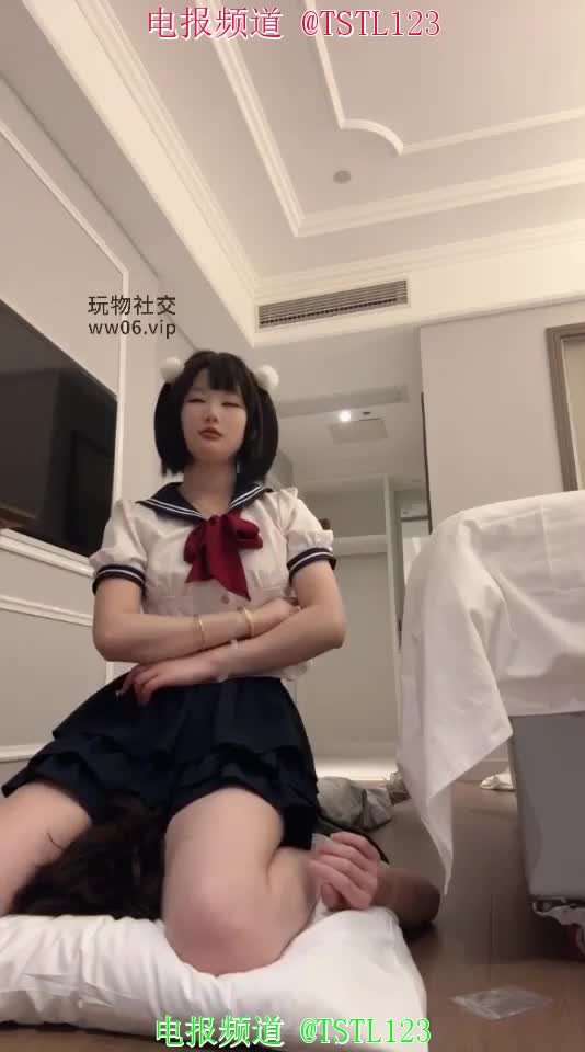 #学生女王 #反差萝莉 #踩踏坐脸学生装反差女王S黑丝皮鞋，调教男奴！粗口羞辱，男奴颤抖臣服；坐脸窒息，黑丝美腿压制，爽到崩溃喷射！ 看点：学生装女王黑丝粗口羞辱，坐脸窒息，男奴快感炸裂！