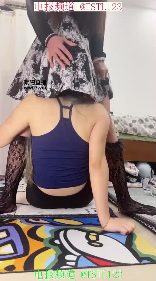 #坐脸 #喝尿圣水 #女女调教黑丝渔网女王调教女奴母狗-圣水喝尿-坐脸窒息