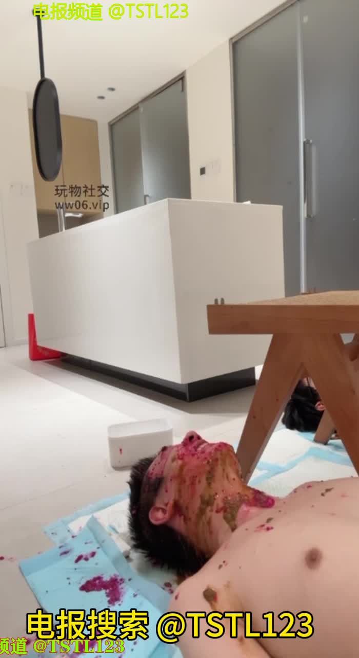 #黄金圣水 #厕奴 #吃屎喝尿高颜值双女王S调教重口味厕奴-呕吐物颜射-直接黄金颜面覆盖-鼓励骚奴把黄金都吃掉-这样贴心的女王太少了-