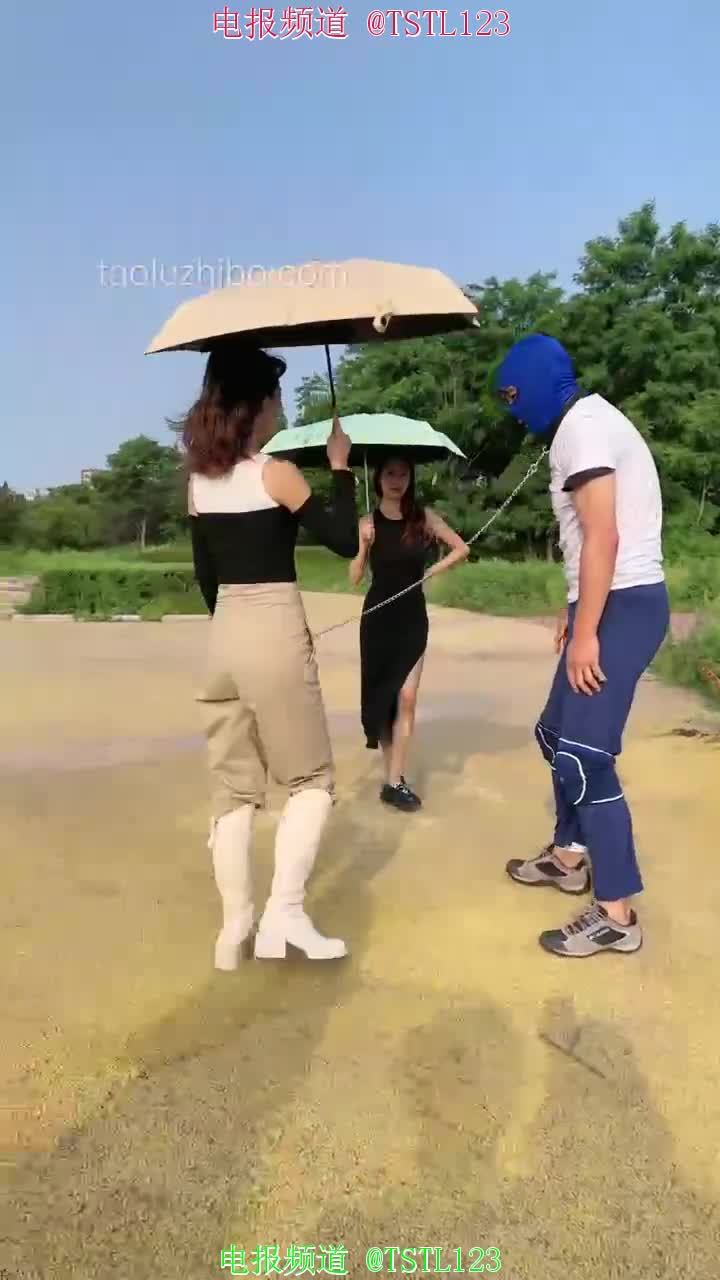 #户外调教 #踢裆虐阳 #踩踏国产反差女S调教男M-双女S调教双奴-户外暴力踢裆虐阳-全体重踩踏-粗口辱骂