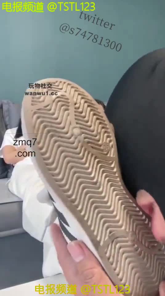#双女主调教 #运动鞋白袜 #脚奴非主流反差精神小妹调教下贱奴调教，寸止榨精，粗口羞辱踩踏，盯射！