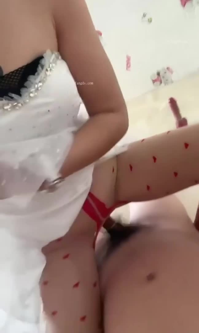 抖音擦边网红小梅卷土重来 小骚货的尺幅不仅没有收敛，甚至于将自己的生活啪啪视频加了进去