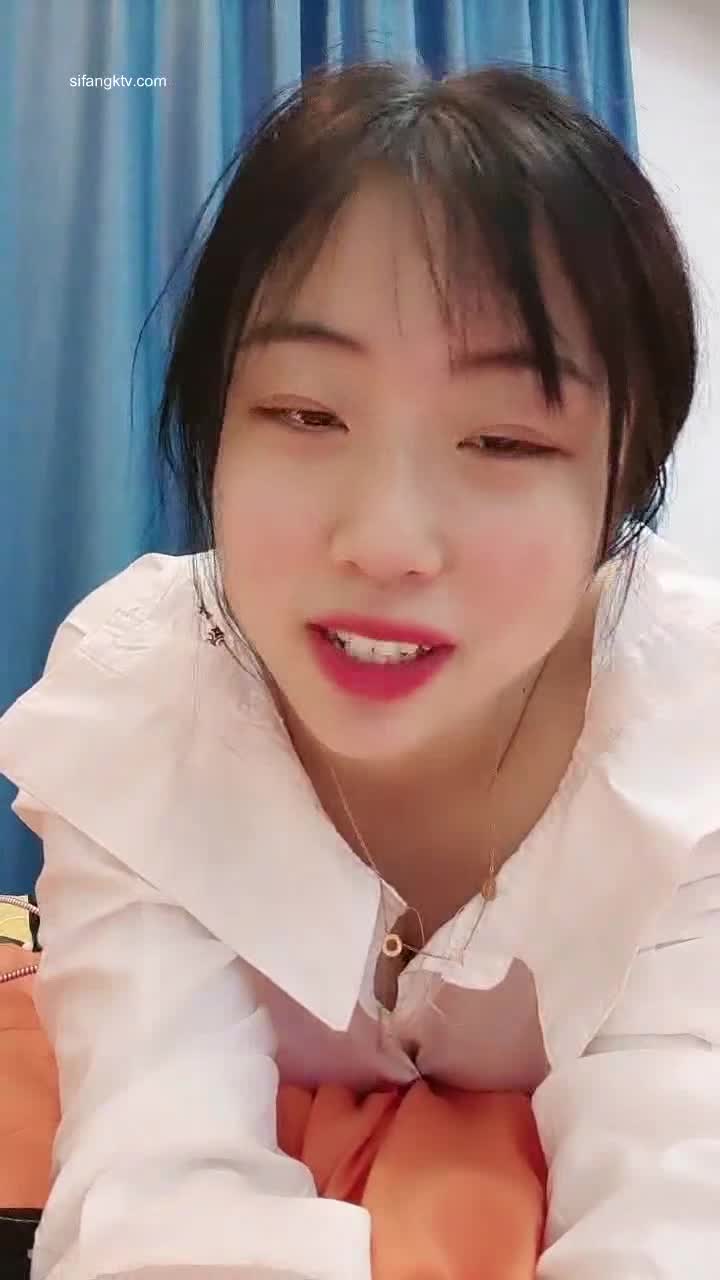 #00后超级凶 #精选黄播 #巨乳 来个大奶子给你们！全集视频搞来了都在我的俱乐部里面！欢迎大家加入！想看什么进俱乐部后告诉客服只要有肯定包你满意！！！查看置顶信息进群看全集哦！