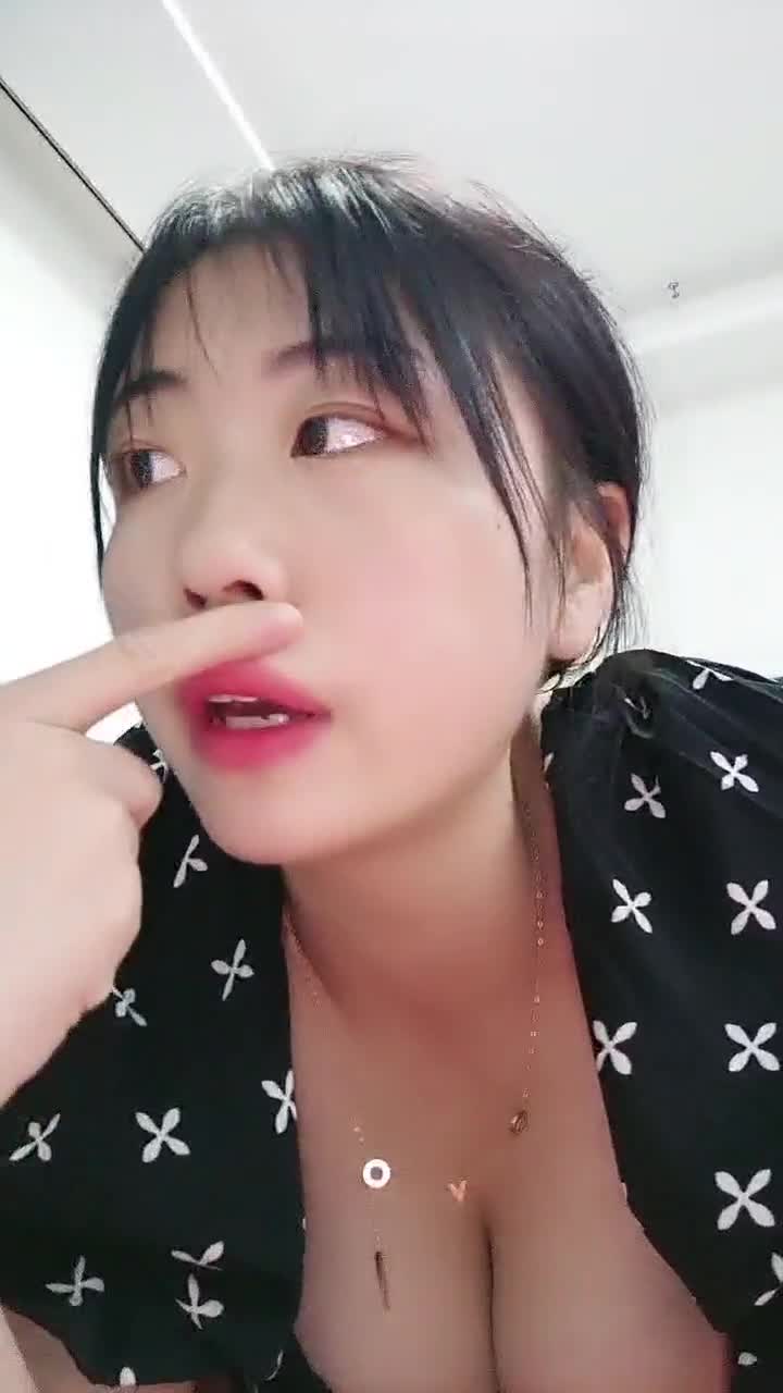 #00后超级凶 #精选黄播 #巨乳 来个大奶子给你们！全集视频搞来了都在我的俱乐部里面！欢迎大家加入！想看什么进俱乐部后告诉客服只要有肯定包你满意！！！查看置顶信息进群看全集哦！